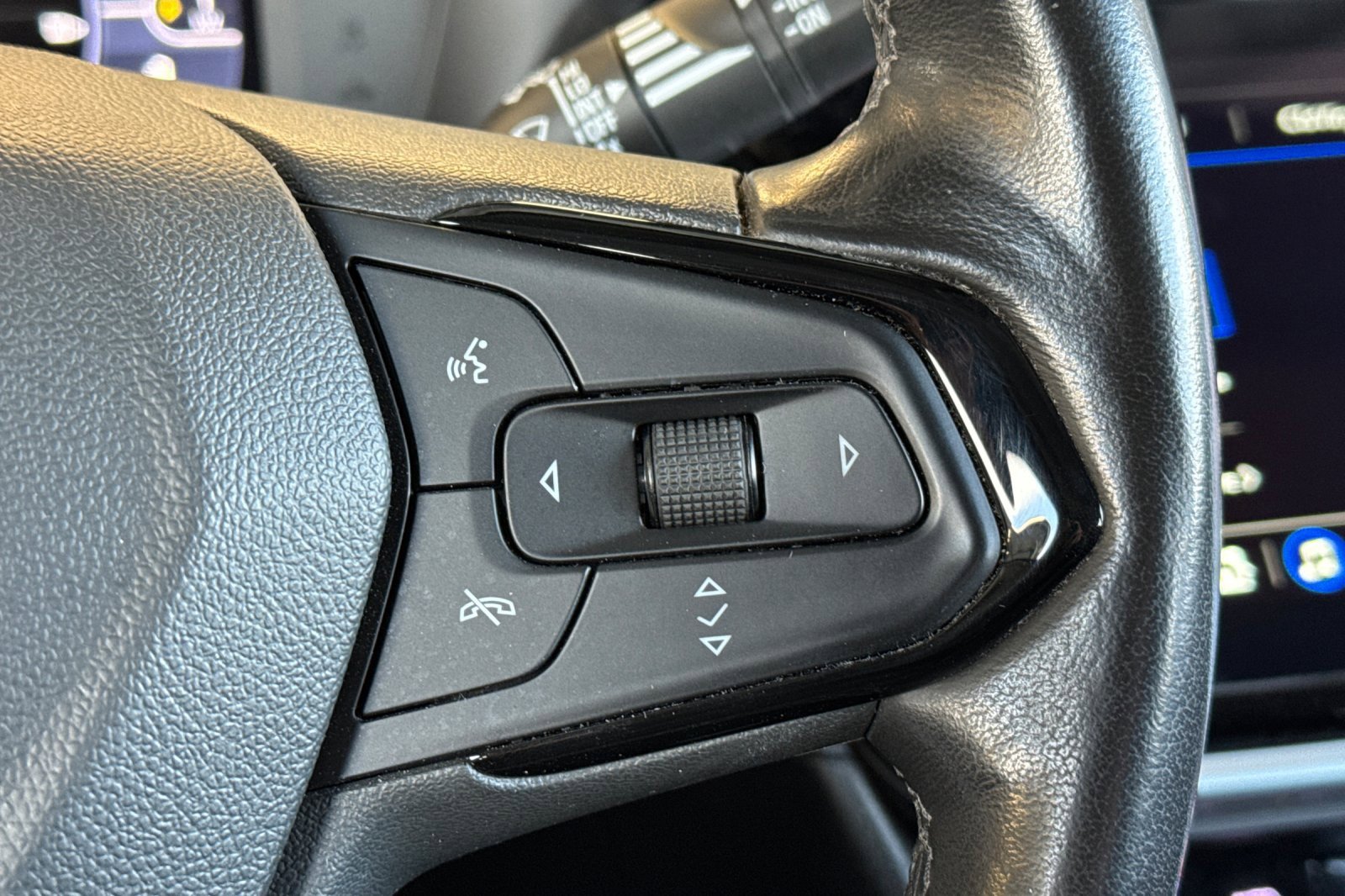 Used 2023 Chevrolet Bolt EUV LT w/ Comfort Package image 34