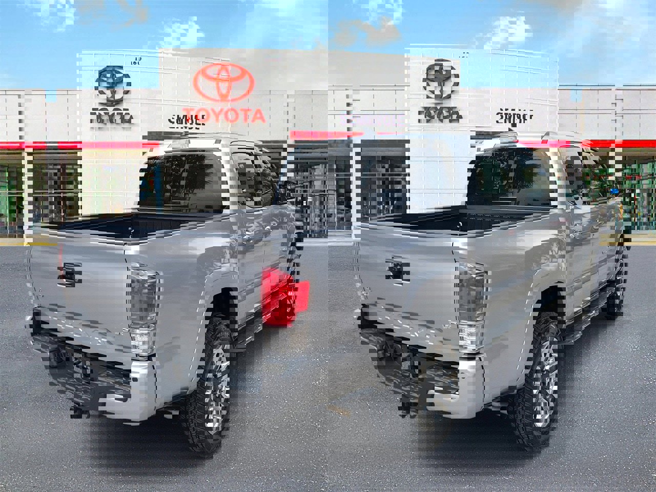 Used 2018 Toyota Tacoma Limited image 3