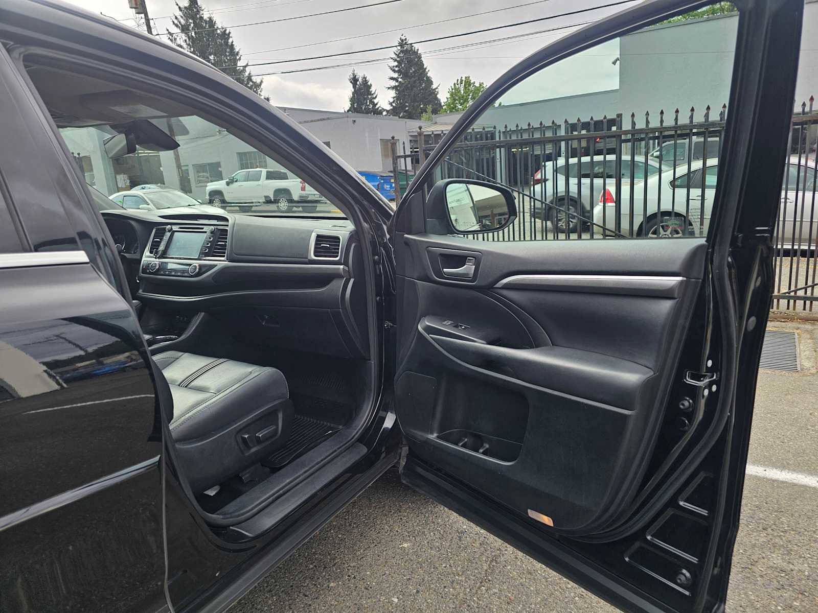 Used 2017 Toyota Highlander SE AWD/4WD image 10