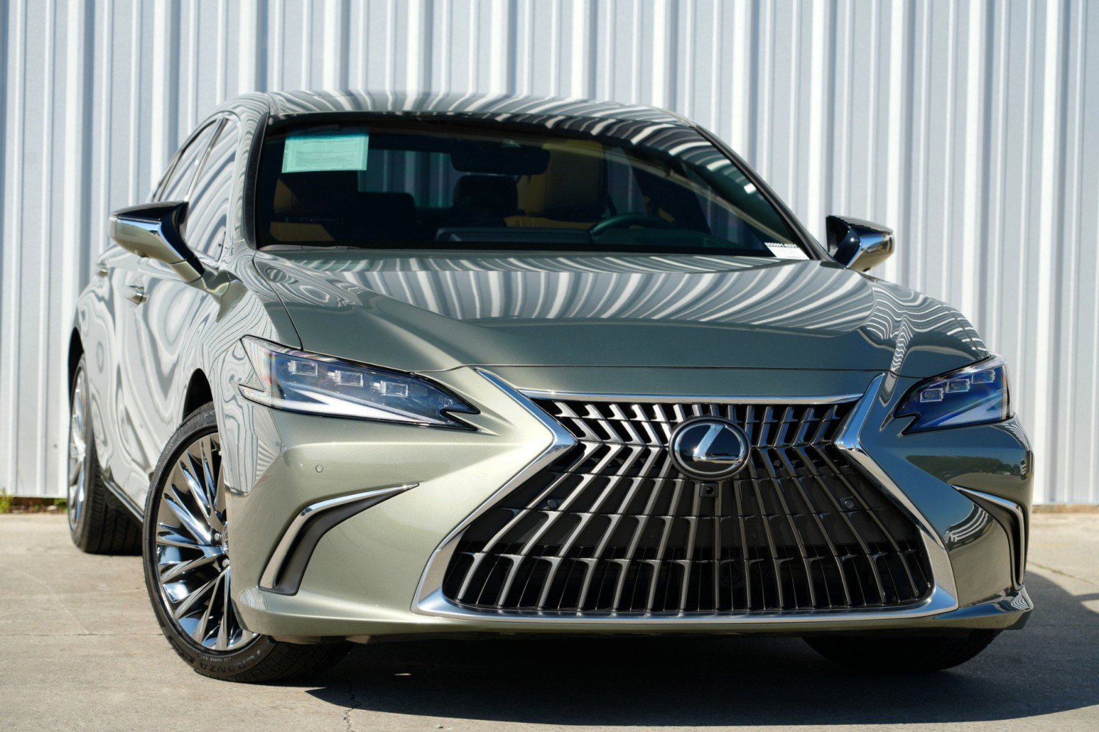 Used 2025 Lexus ES 300h w/ Luxury Package image 4