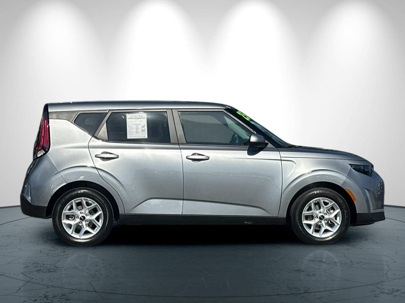 Used 2025 Kia Soul LX w/ LX Technology Package FWD image 3