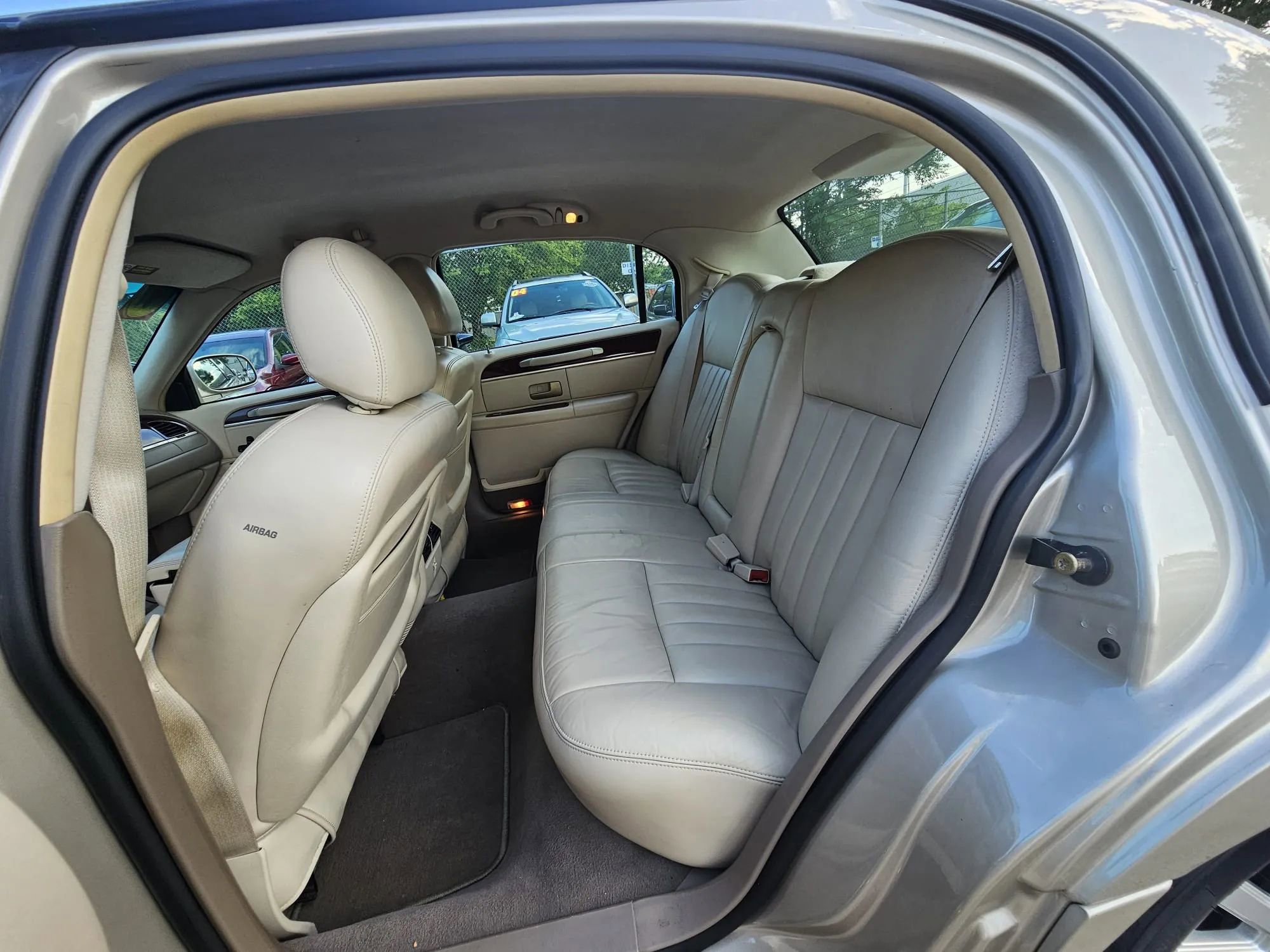 Used 2005 Lincoln Town Car Signature RWD image 12