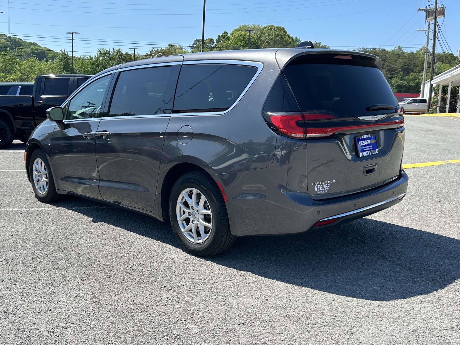 Used 2023 Chrysler Pacifica Touring-L FWD image 5