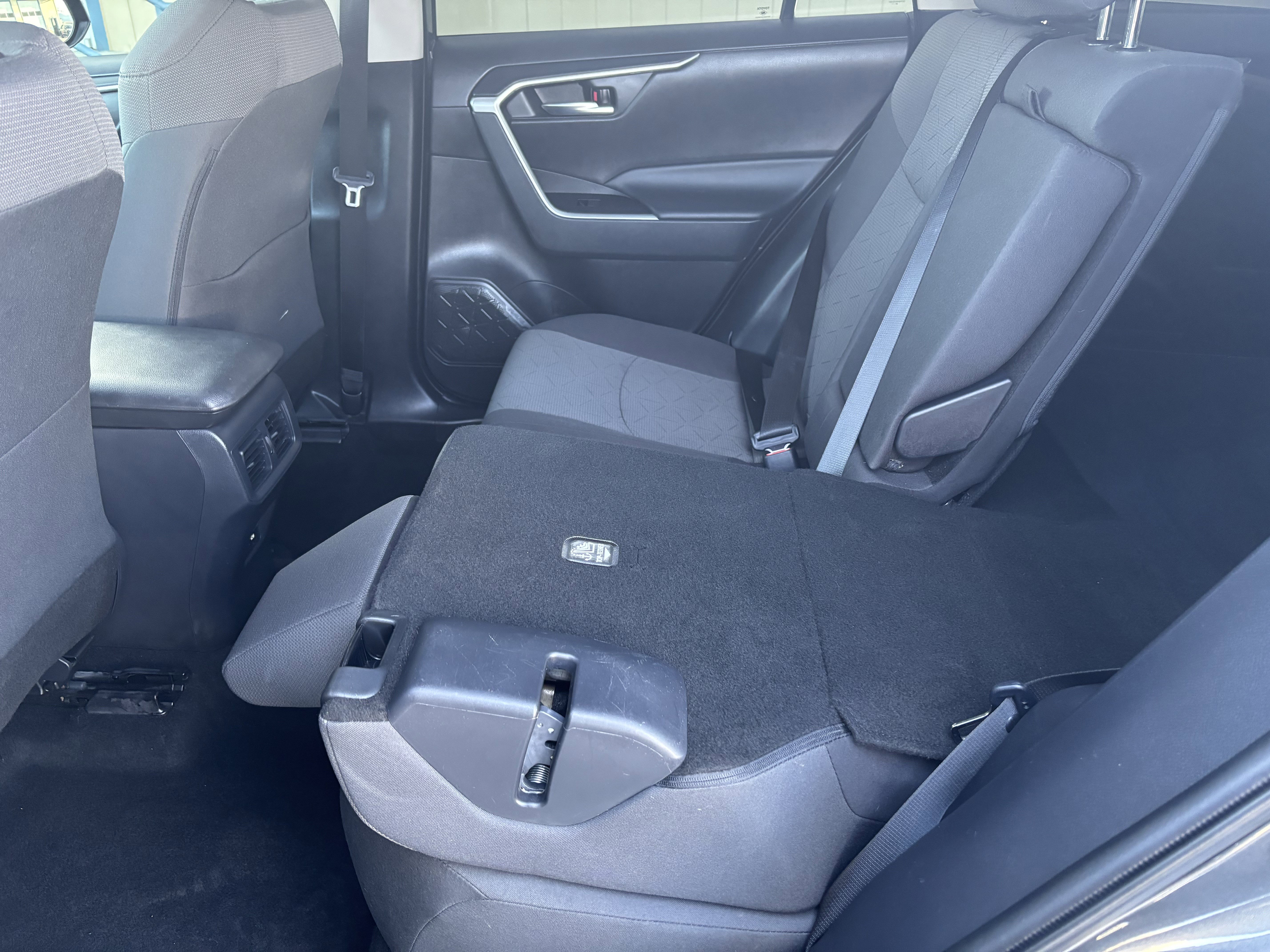 Used 2021 Toyota RAV4 XLE AWD/4WD image 21
