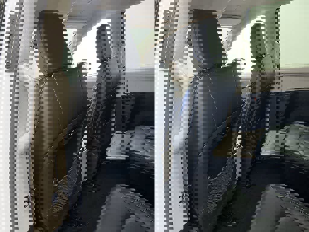 Used 2024 Chrysler Pacifica Select image 16