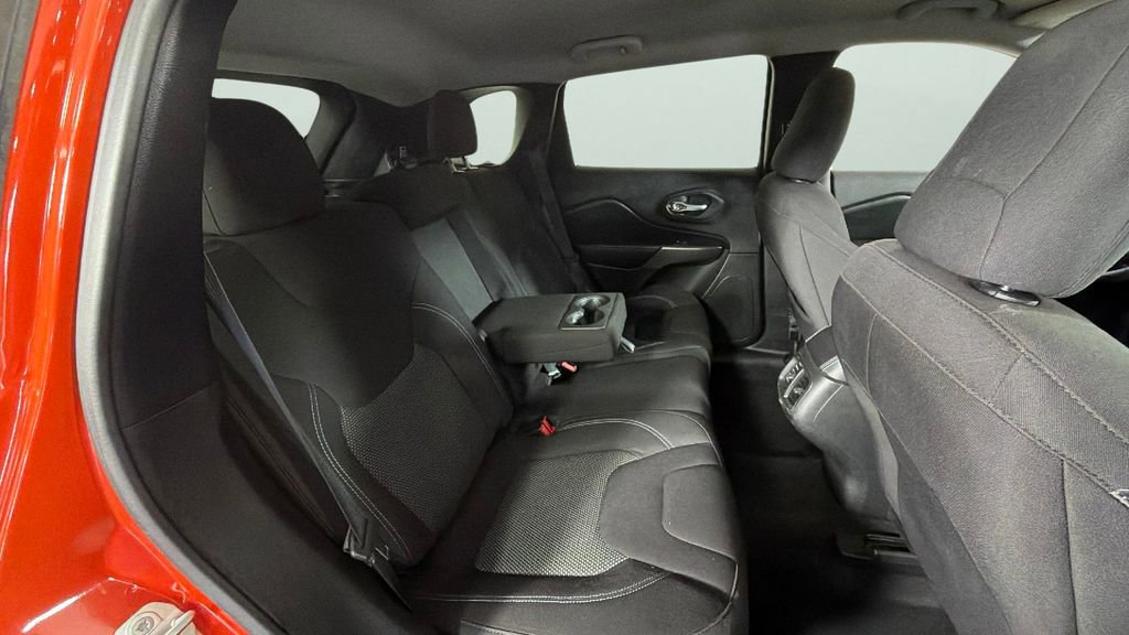 Used 2021 Jeep Cherokee Latitude FWD image 28