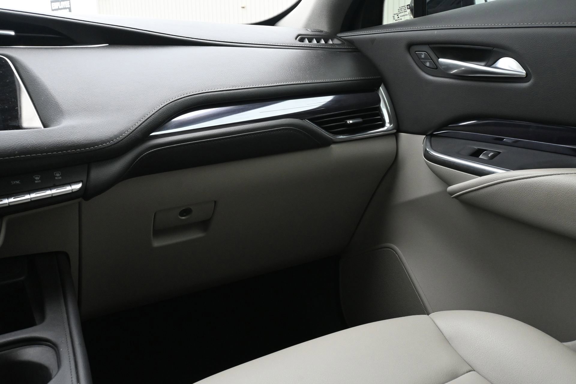 Used 2023 Cadillac XT4 Luxury w/ Cold Weather Package FWD image 8