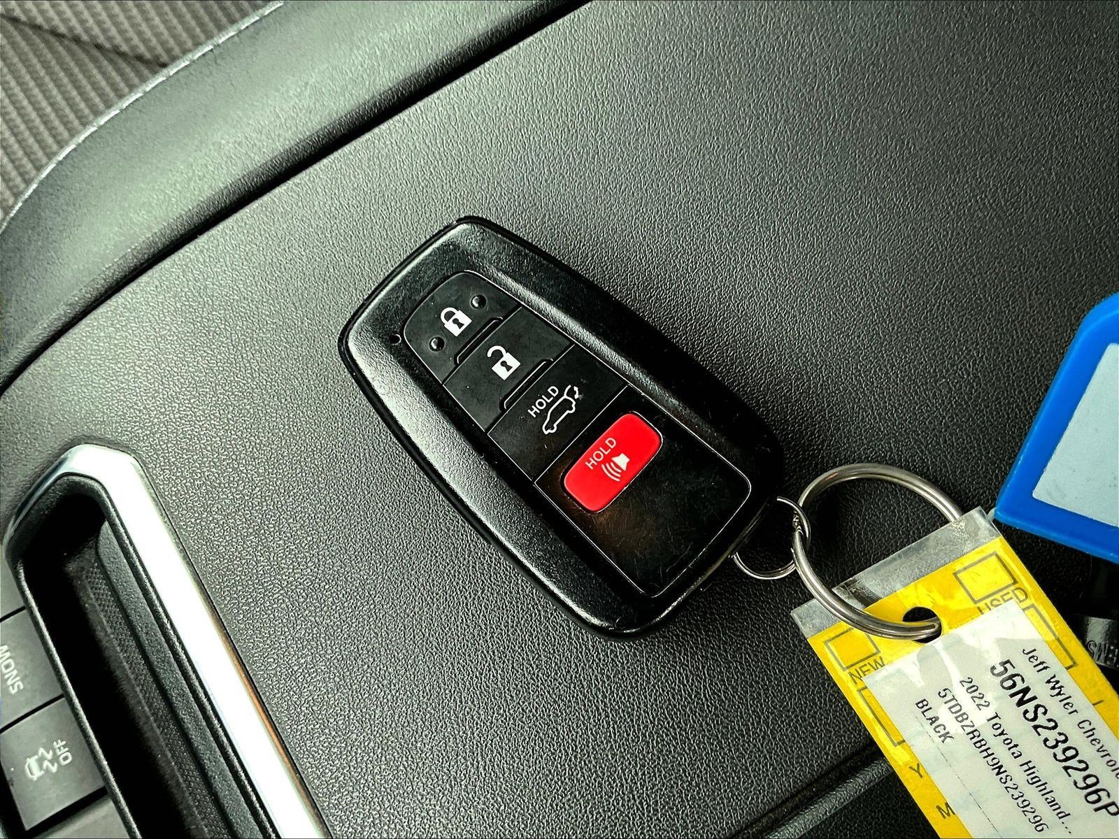 Used 2022 Toyota Highlander LE AWD/4WD image 35