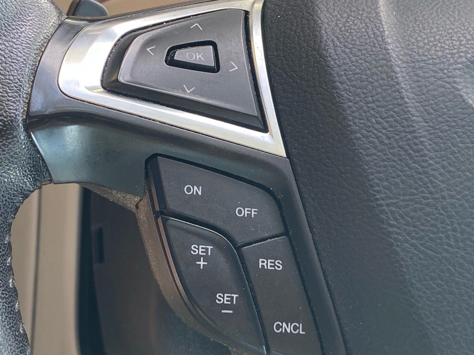 Used 2018 Ford Edge Titanium w/ Equipment Group 301A FWD image 9