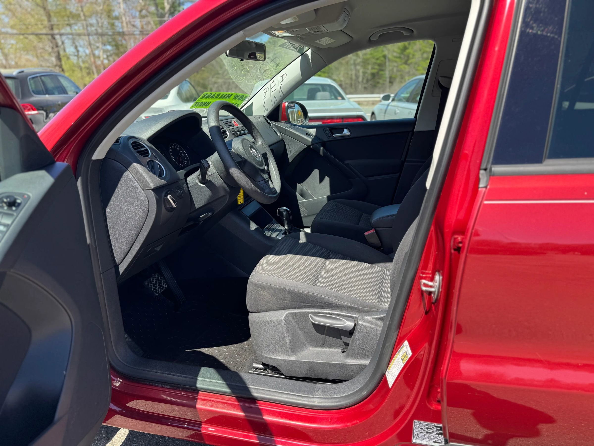 Used 2011 Volkswagen Tiguan S image 9