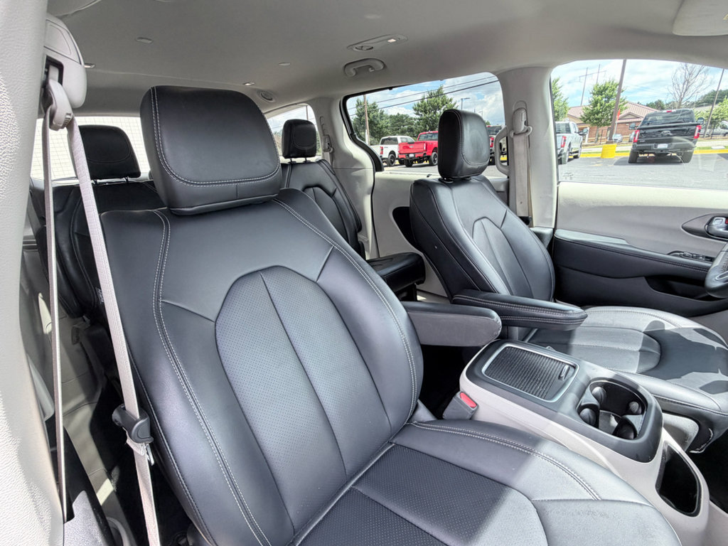 Used 2024 Chrysler Pacifica Touring-L FWD image 24