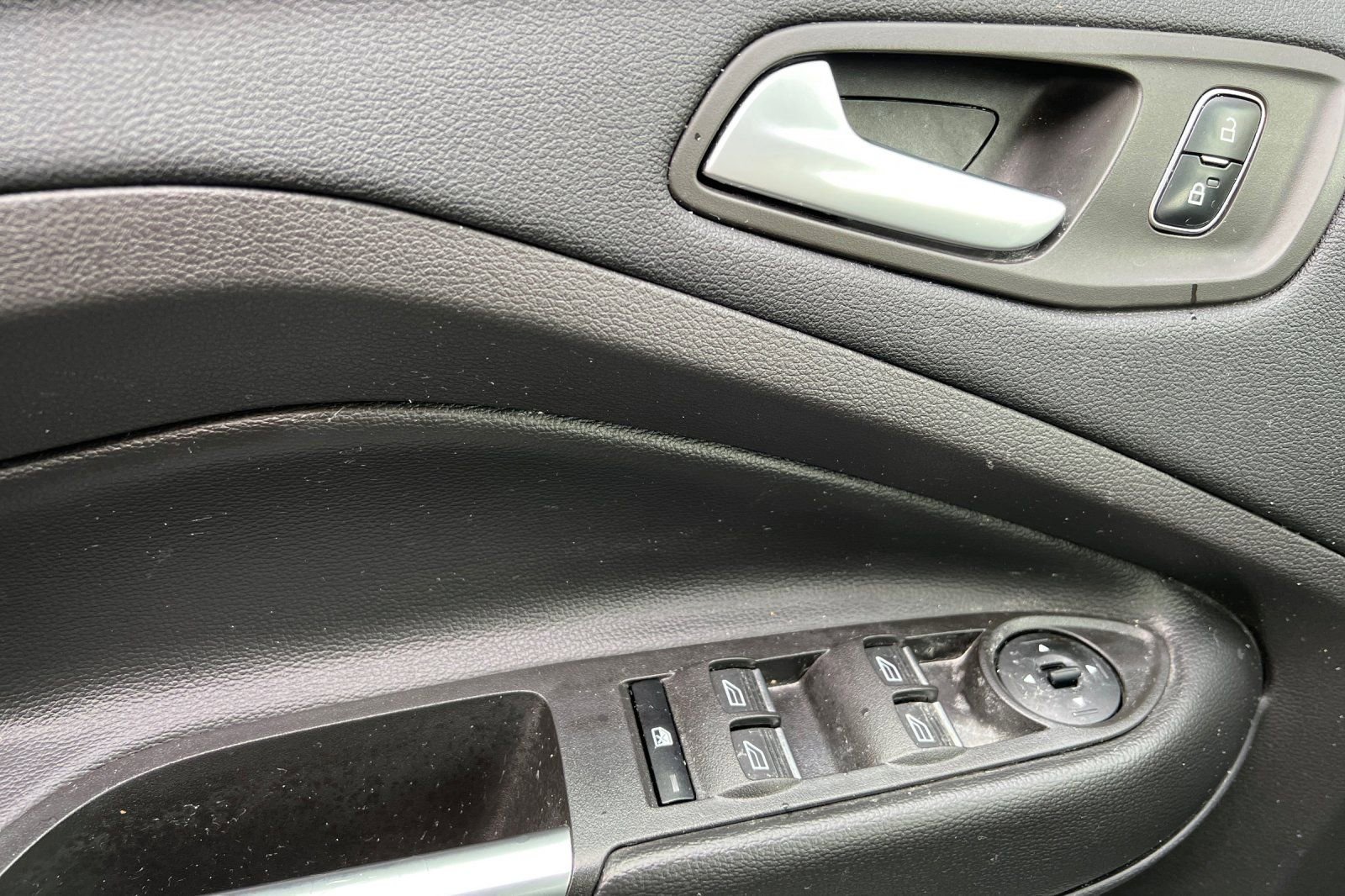 Used 2018 Ford C-MAX SE image 11