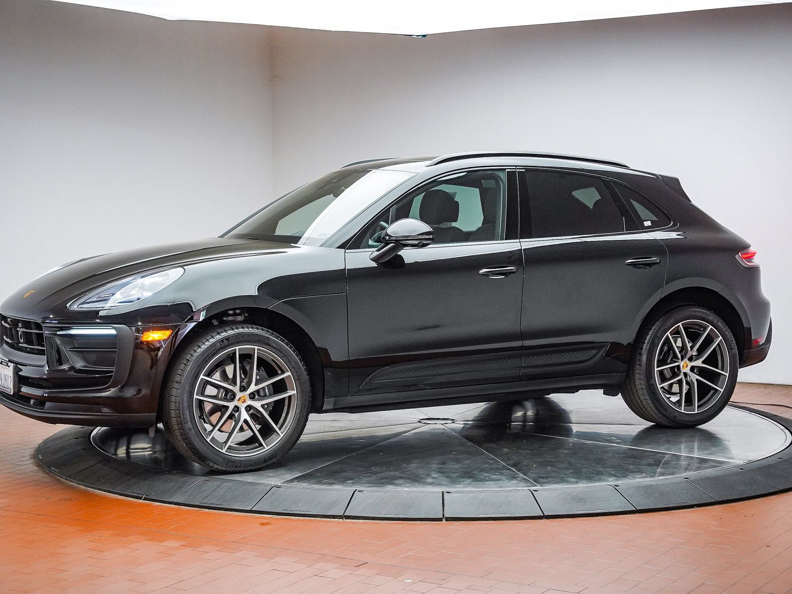 Certified 2026 Porsche Macan AWD/4WD image 2