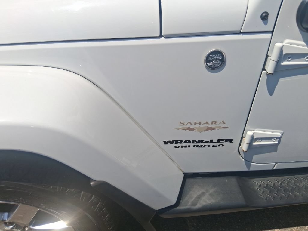 Used 2015 Jeep Wrangler Unlimited Sahara w/ Connectivity Group AWD/4WD image 9