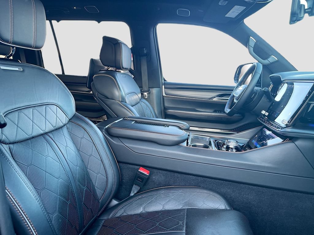 Used 2024 Jeep Grand Wagoneer Series III w/ Rear Seat Video Group 1 AWD/4WD image 31