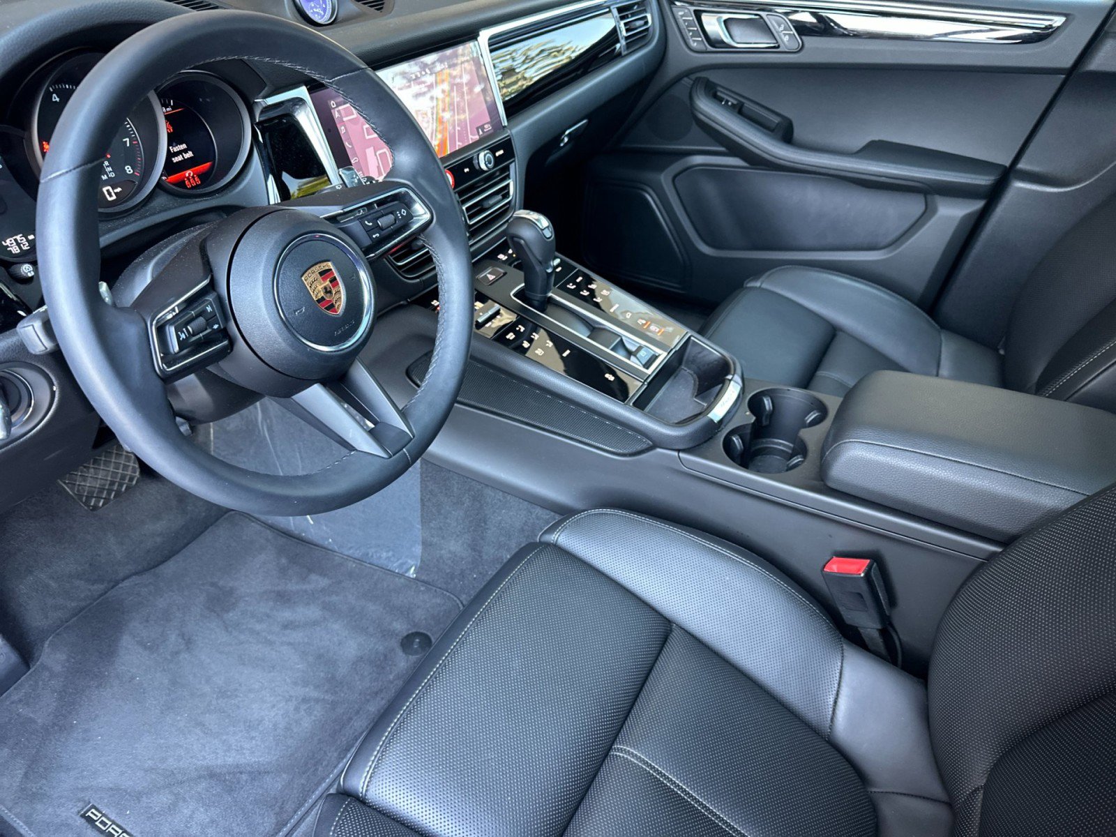 Certified 2025 Porsche Macan image 4