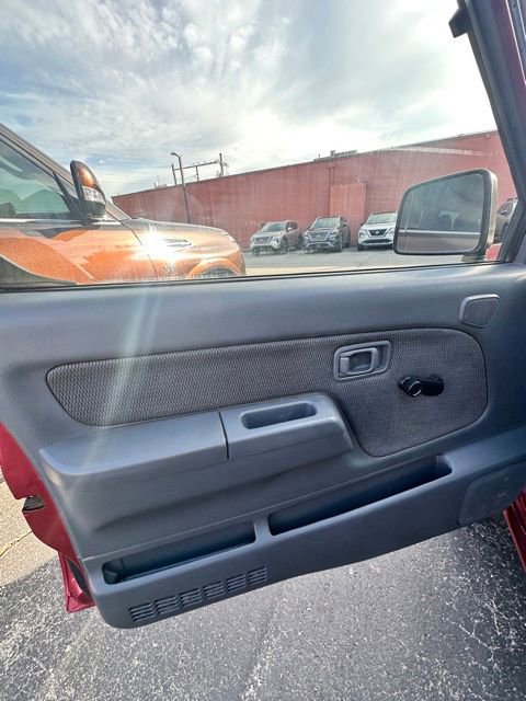Used 2001 Nissan Frontier XE image 13