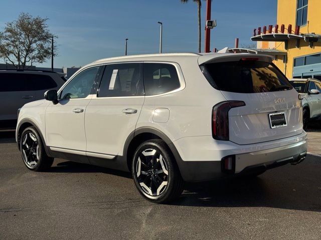 Used 2023 Kia Telluride EX w/ EX Captain's Chair Package image 3