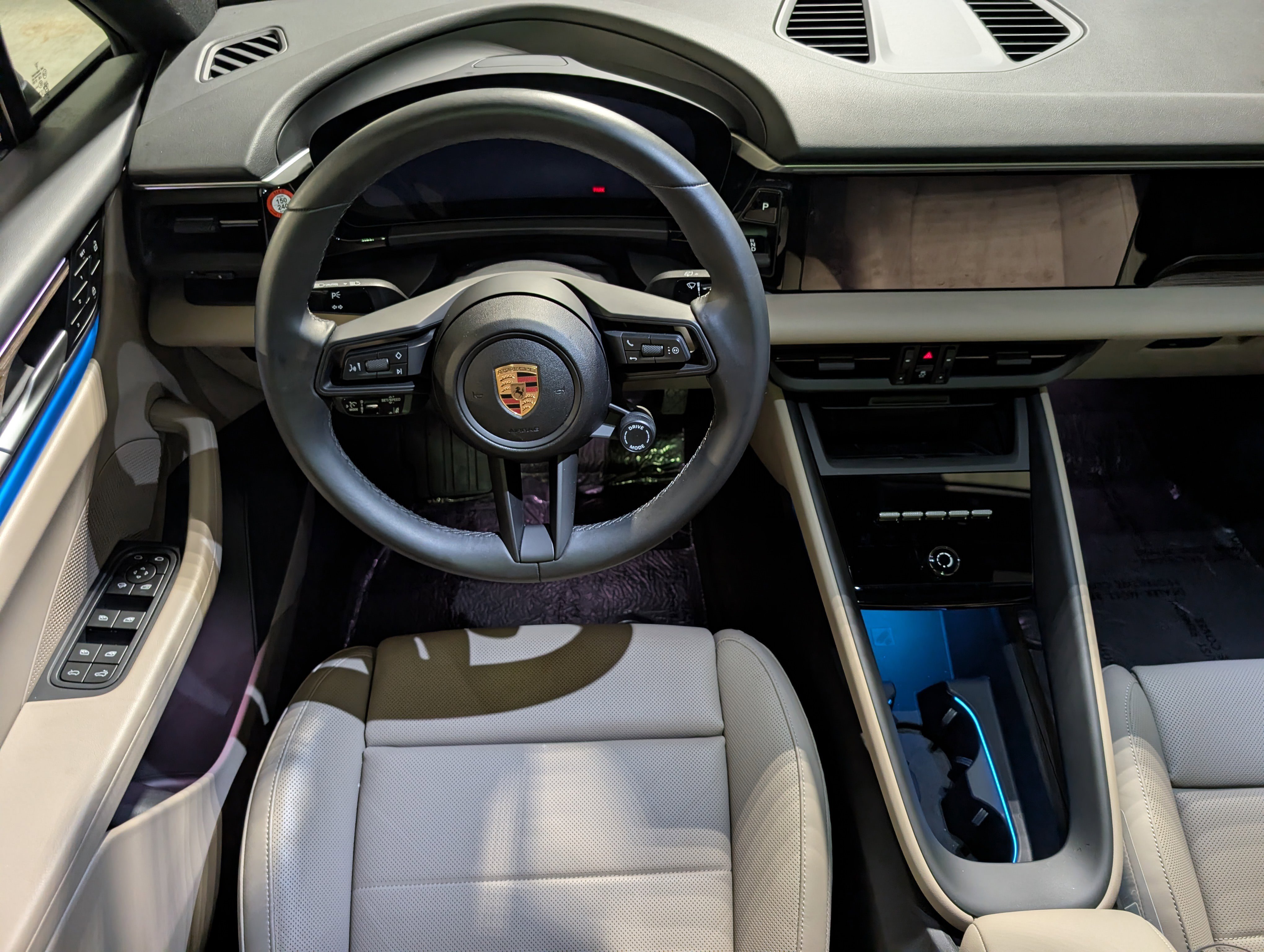 Certified 2025 Porsche Macan Electric image 6