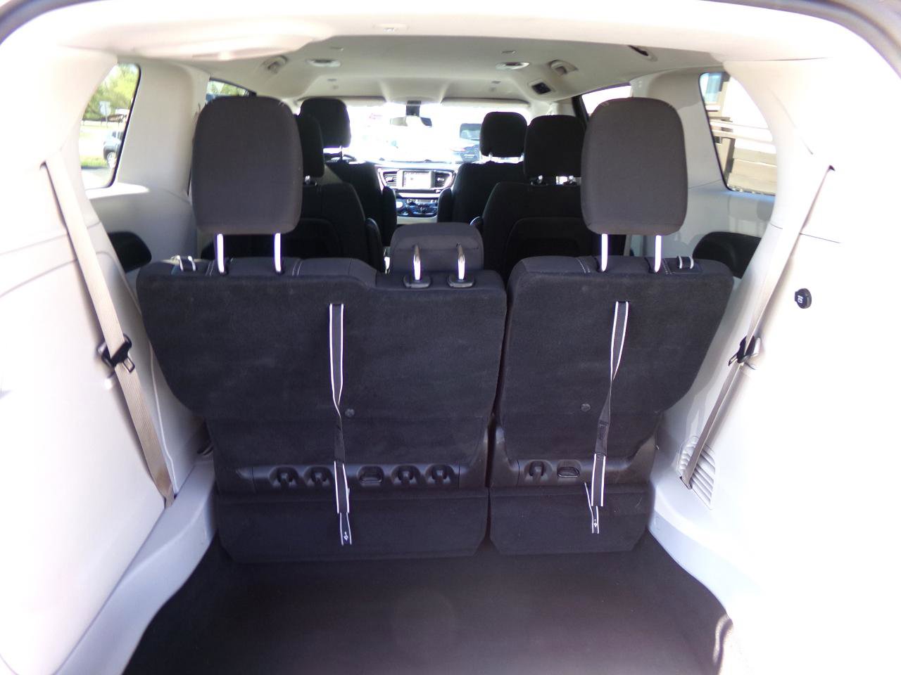 Used 2022 Chrysler Voyager LX FWD image 40