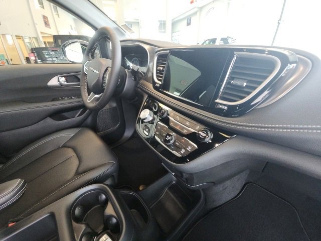New 2026 Chrysler Pacifica Select image 25