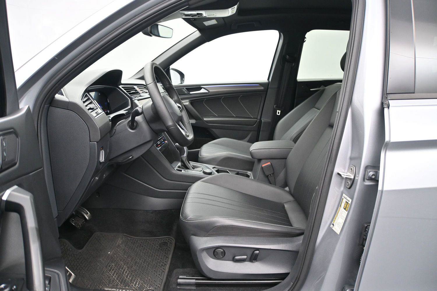 Used 2024 Volkswagen Tiguan SE R-Line AWD/4WD image 6