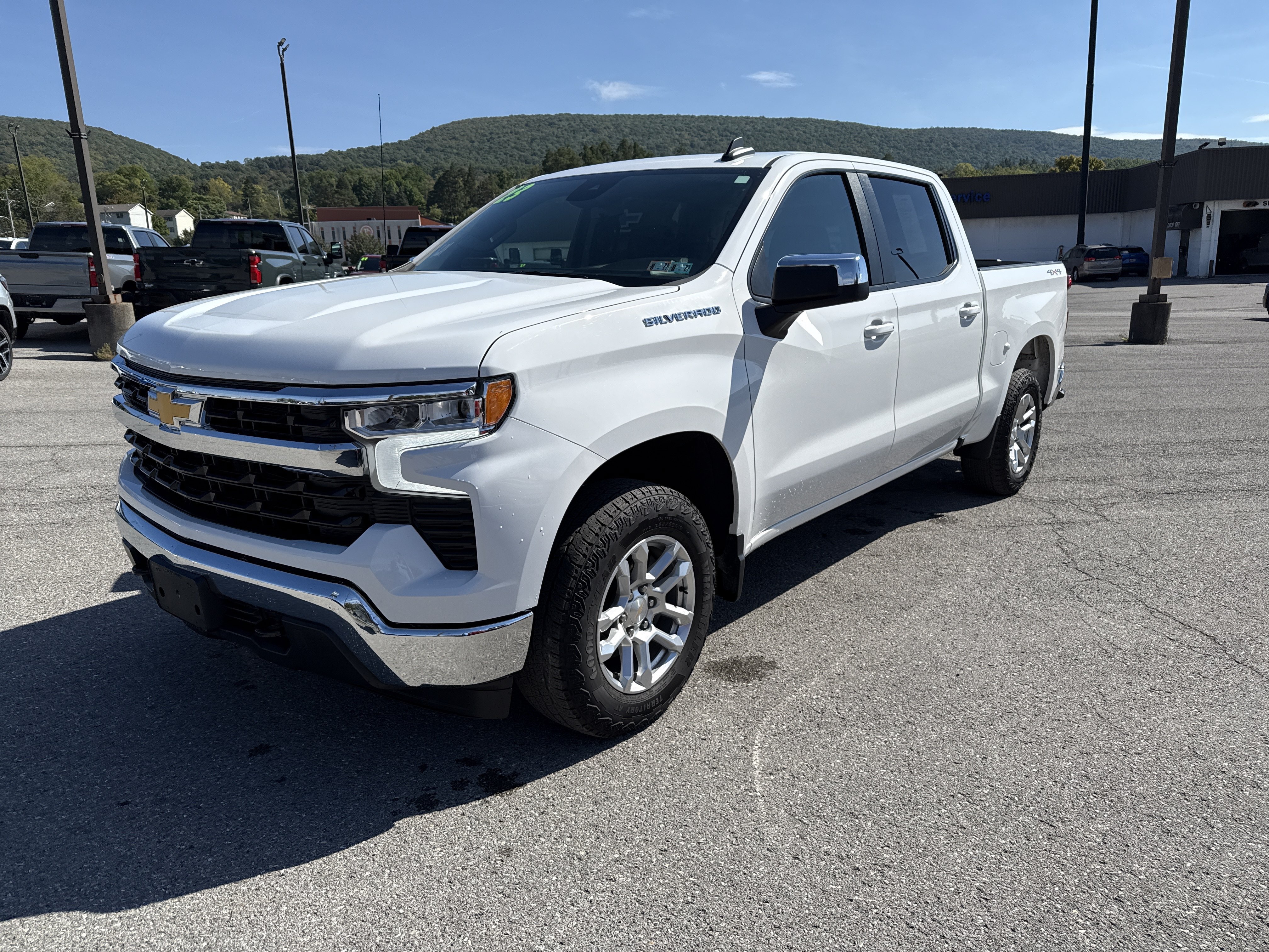 Used 2023 Chevrolet Silverado 1500 LT AWD/4WD image 8