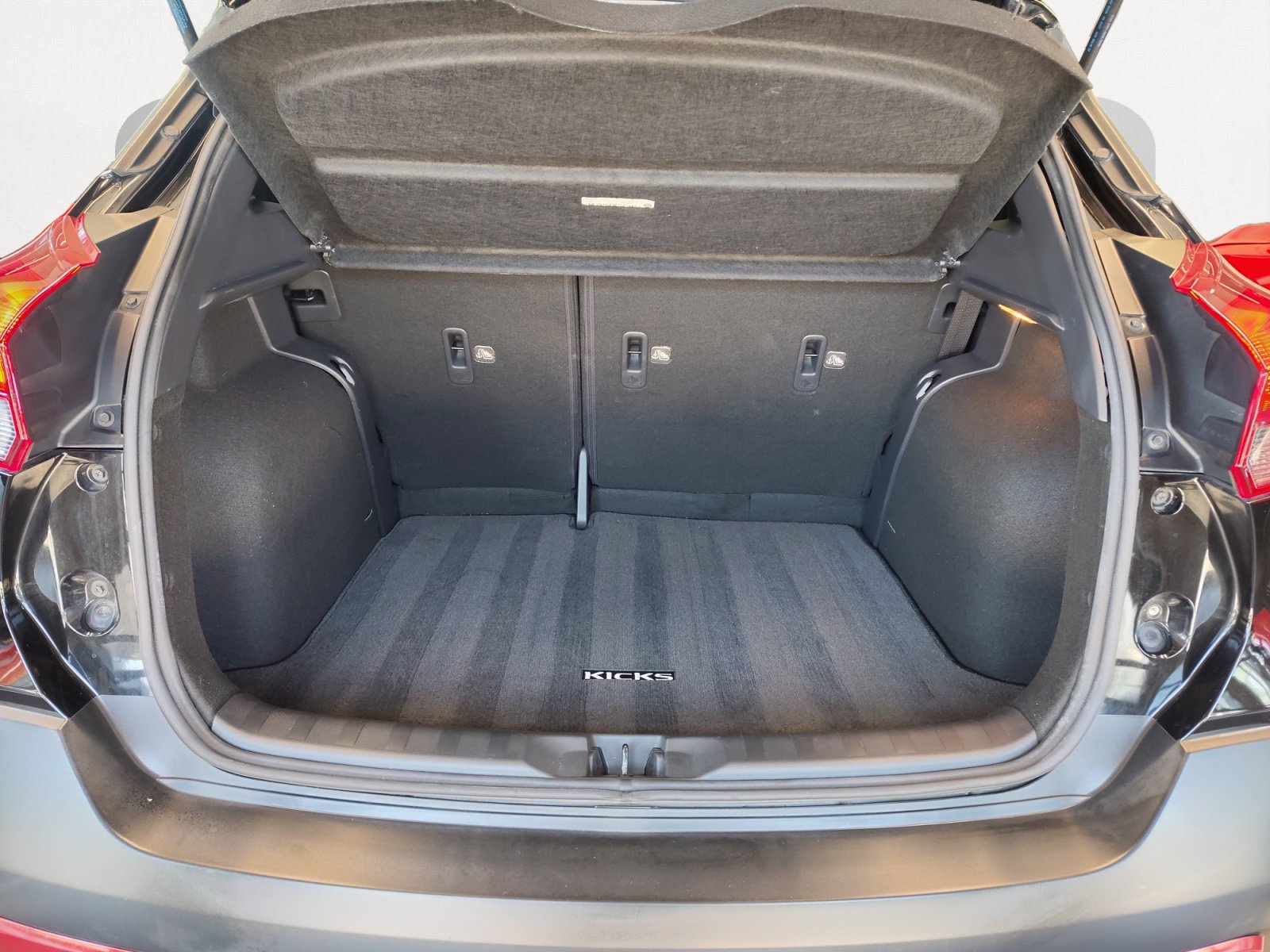 Used 2019 Nissan Kicks SR w/ SR Premium Package FWD image 13