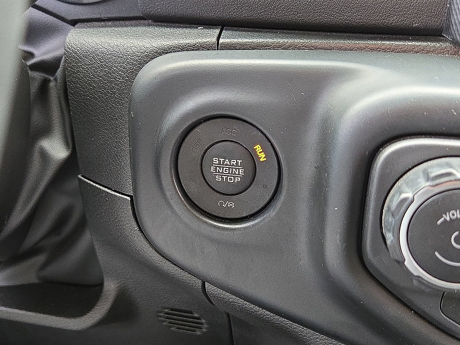 Used 2023 Jeep Wrangler Unlimited Sahara w/ Cold Weather Group AWD/4WD image 31
