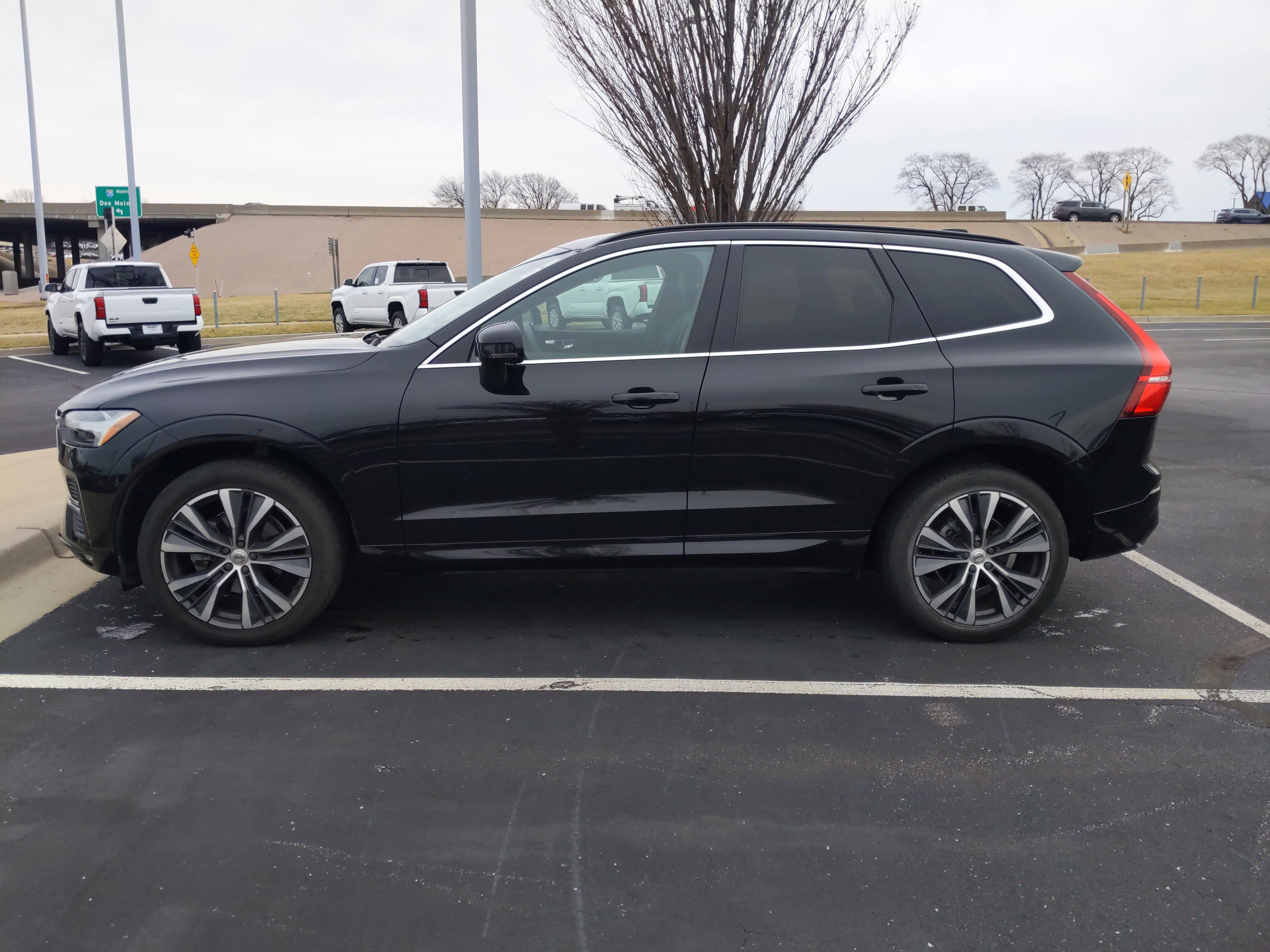 Used 2022 Volvo XC60 B5 Momentum w/ Protection Package Premier image 7