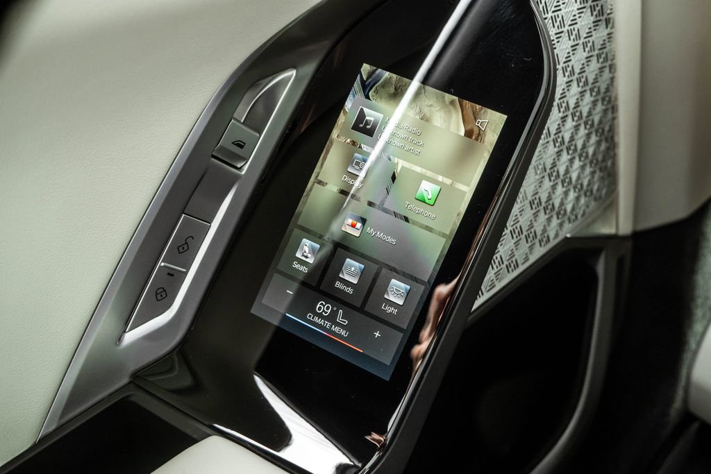 Used 2023 BMW 760i xDrive w/ Executive Package image 31