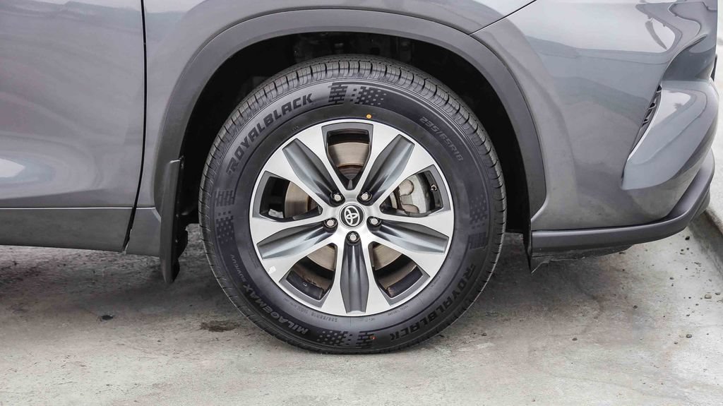 Used 2024 Toyota Highlander XLE AWD/4WD image 11