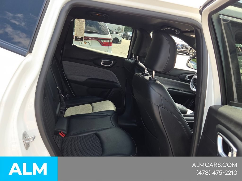 Used 2025 Jeep Compass Latitude AWD/4WD image 17