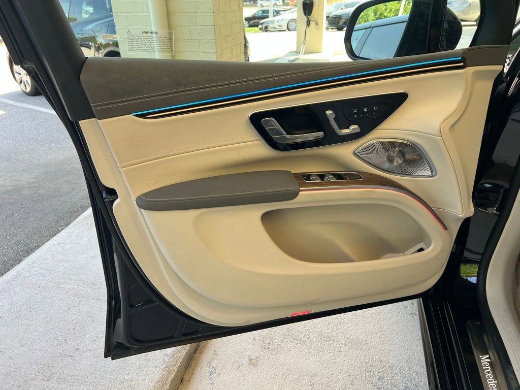 Used 2023 Mercedes-Benz EQS 580 4MATIC SUV w/ Exclusive Trim Package image 13