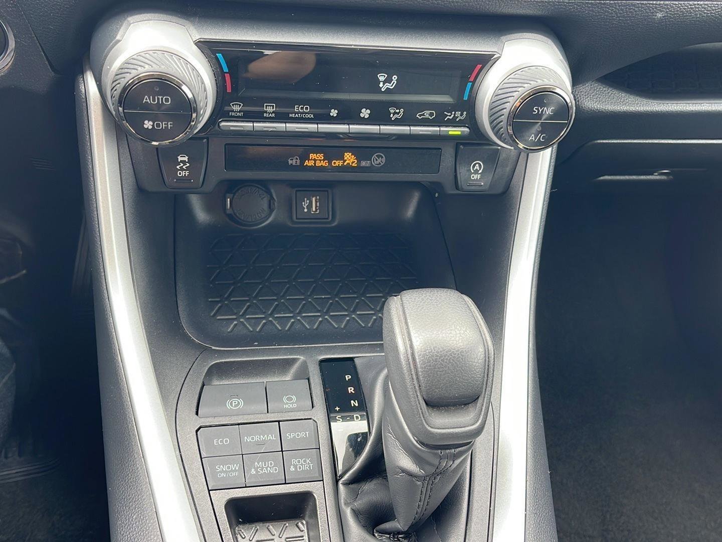 Used 2025 Toyota RAV4 XLE AWD/4WD image 27