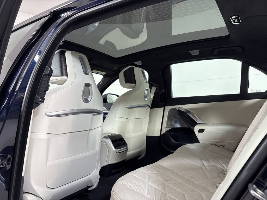 Used 2024 BMW 760i xDrive w/ Executive Package image 17