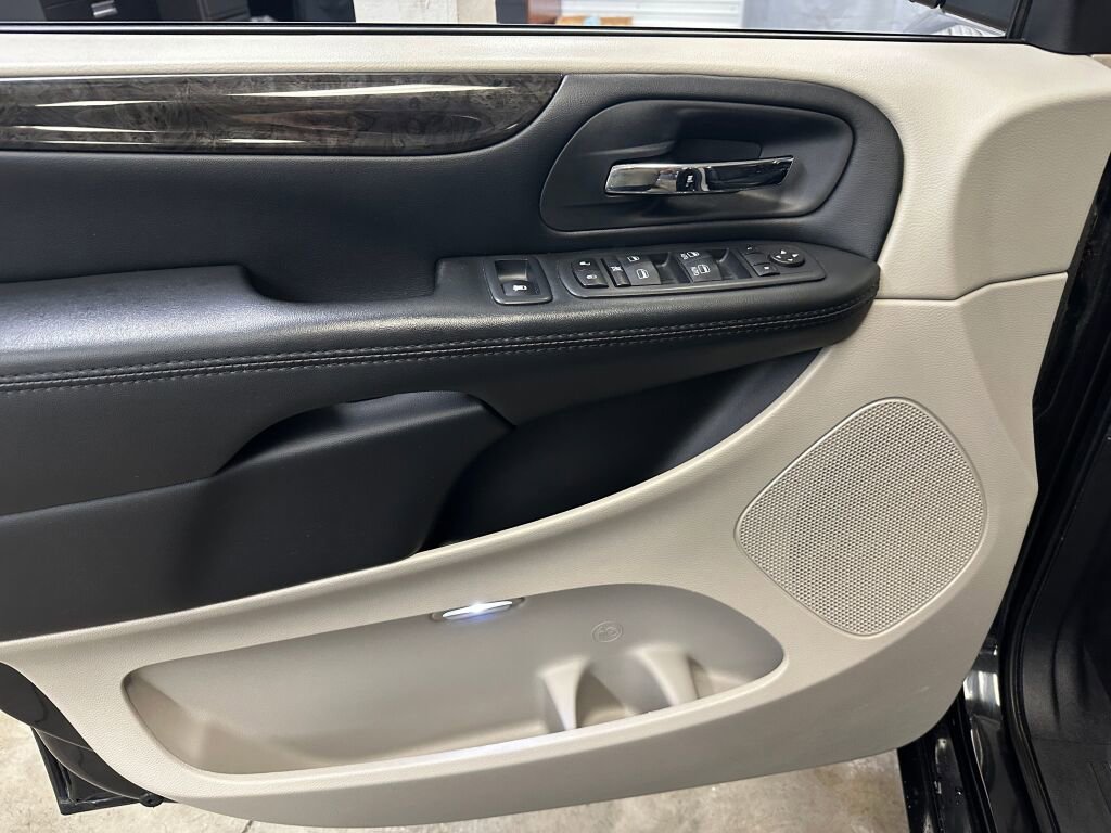 Used 2019 Dodge Grand Caravan SE image 6