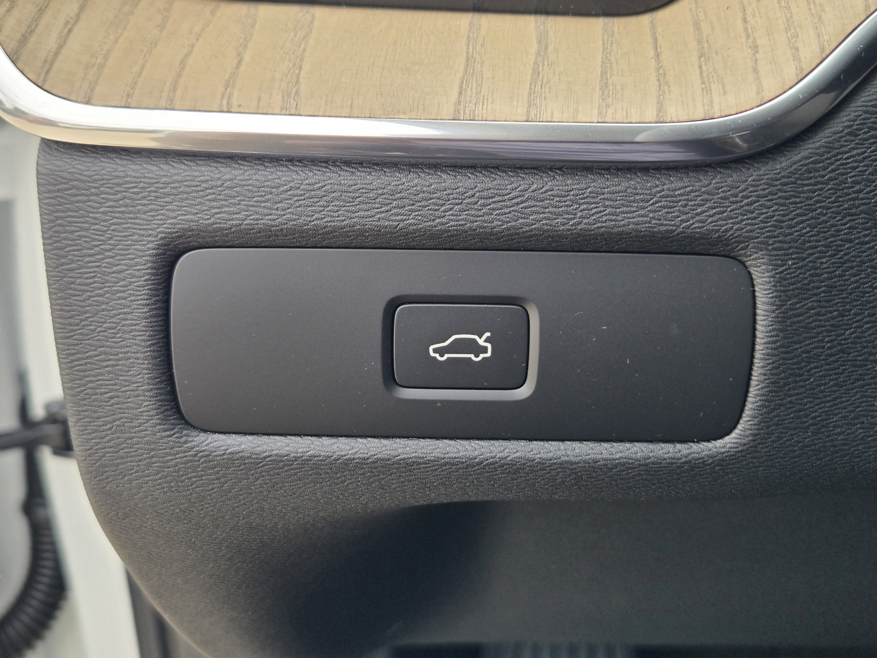 New 2026 Volvo XC60 B5 Plus w/ Protection Package Premier AWD/4WD image 16