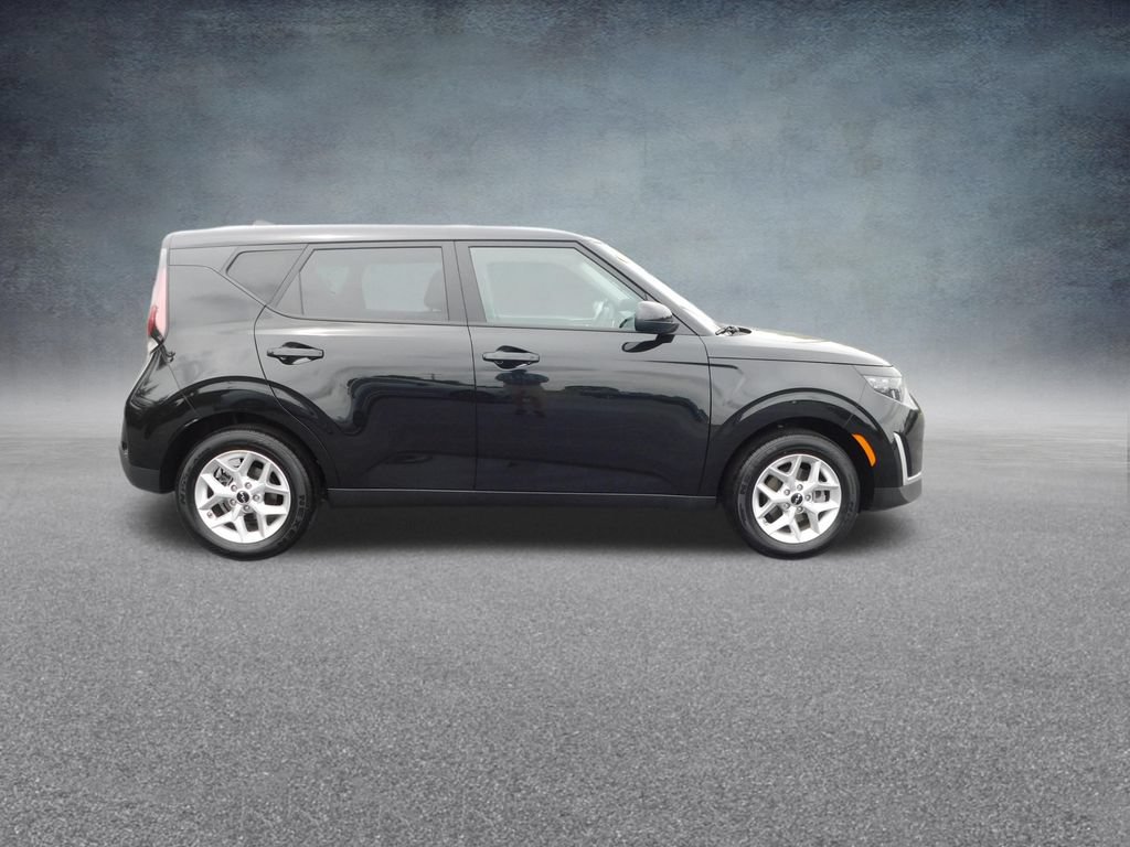 Used 2025 Kia Soul LX w/ LX Technology Package FWD image 2