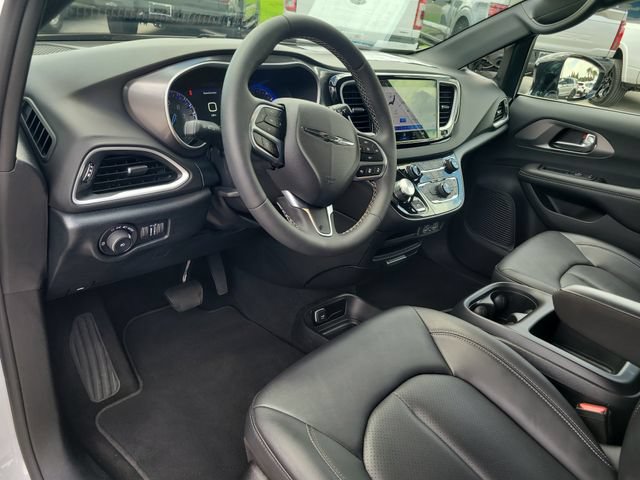 Used 2025 Chrysler Pacifica Select FWD image 19