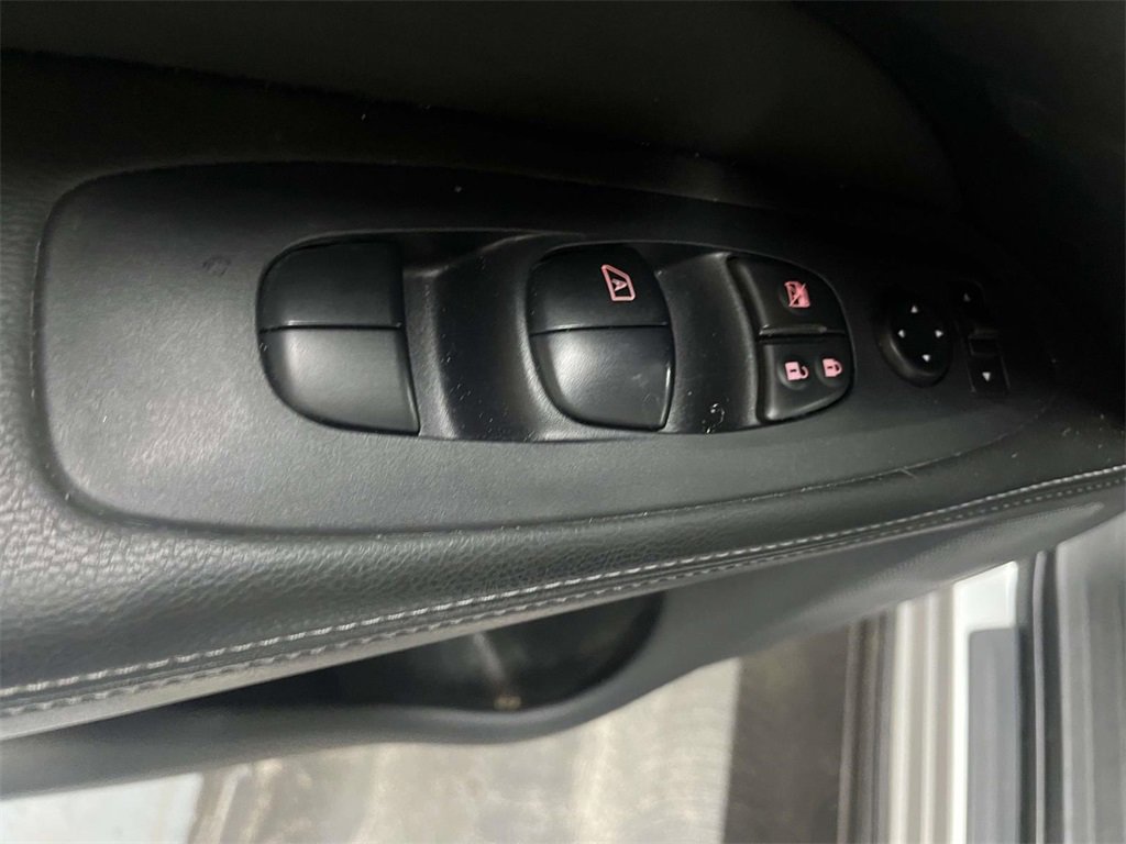 Used 2019 Nissan Pathfinder S image 17