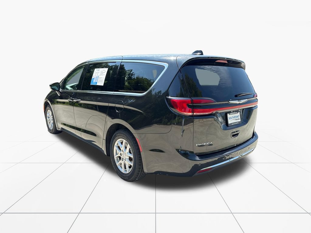 Used 2023 Chrysler Pacifica Touring-L FWD image 6
