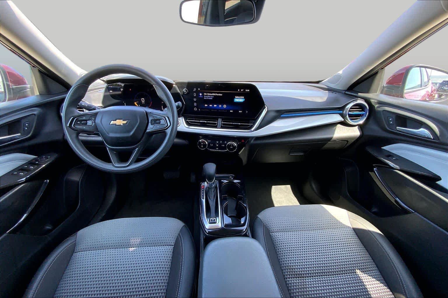 Used 2025 Chevrolet Trax LT FWD image 15