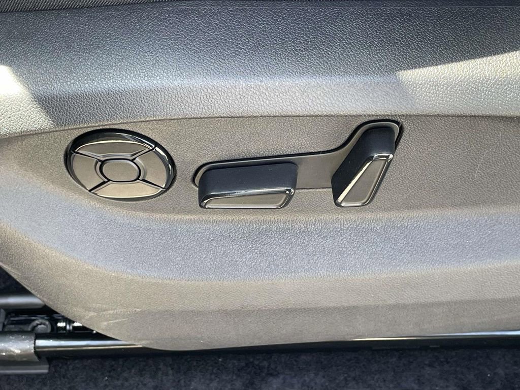 New 2026 Volkswagen Tiguan SE FWD image 14
