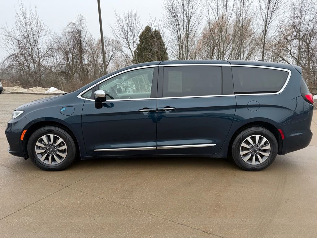 Used 2023 Chrysler Pacifica Limited image 2