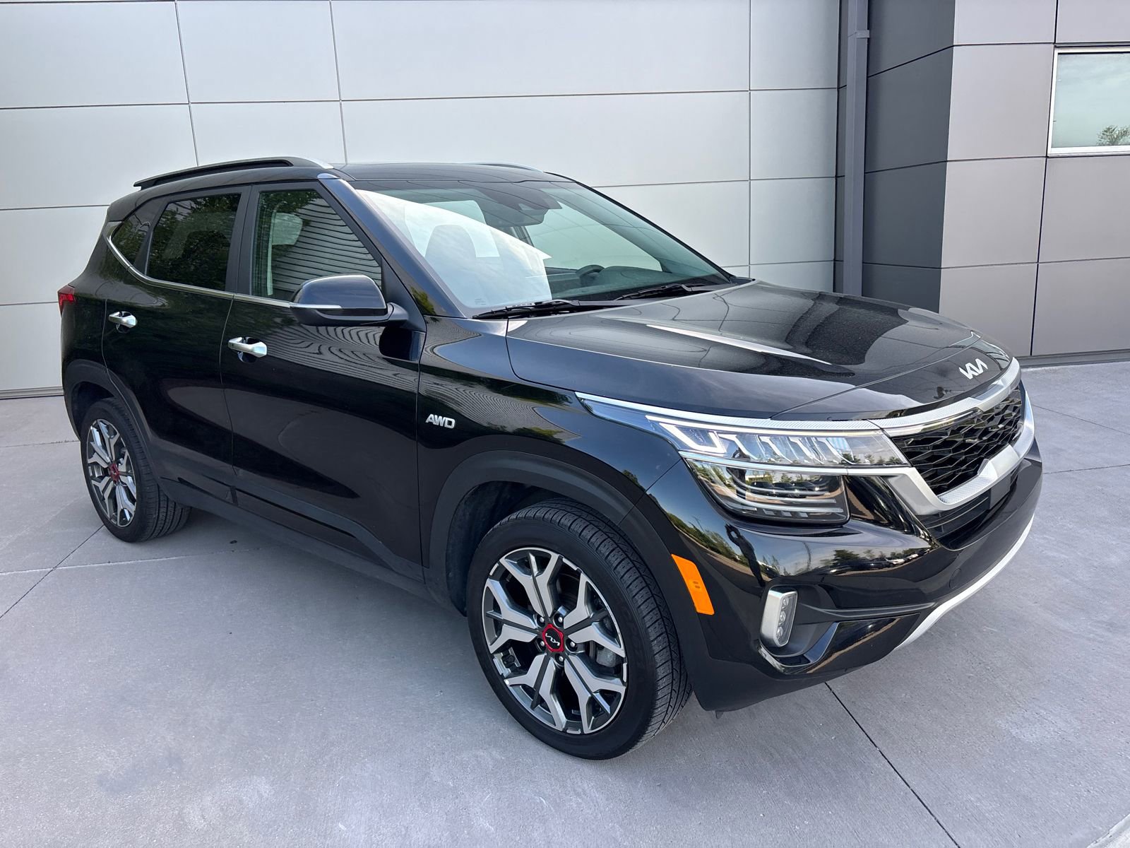 Used 2023 Kia Seltos SX w/ SX Sunroof Package AWD/4WD image 4