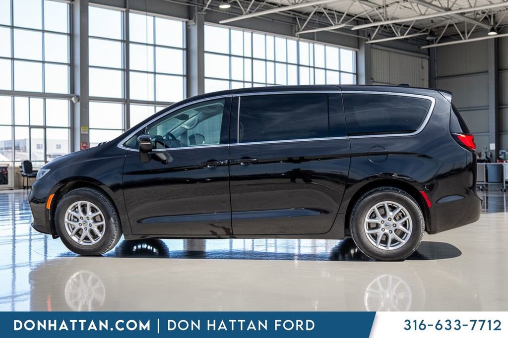 Used 2023 Chrysler Pacifica Touring-L image 2