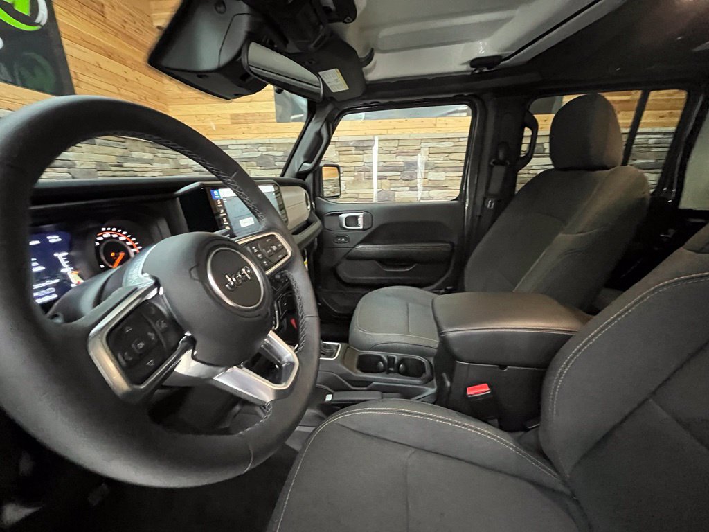 Used 2026 Jeep Wrangler Unlimited Sahara AWD/4WD image 20