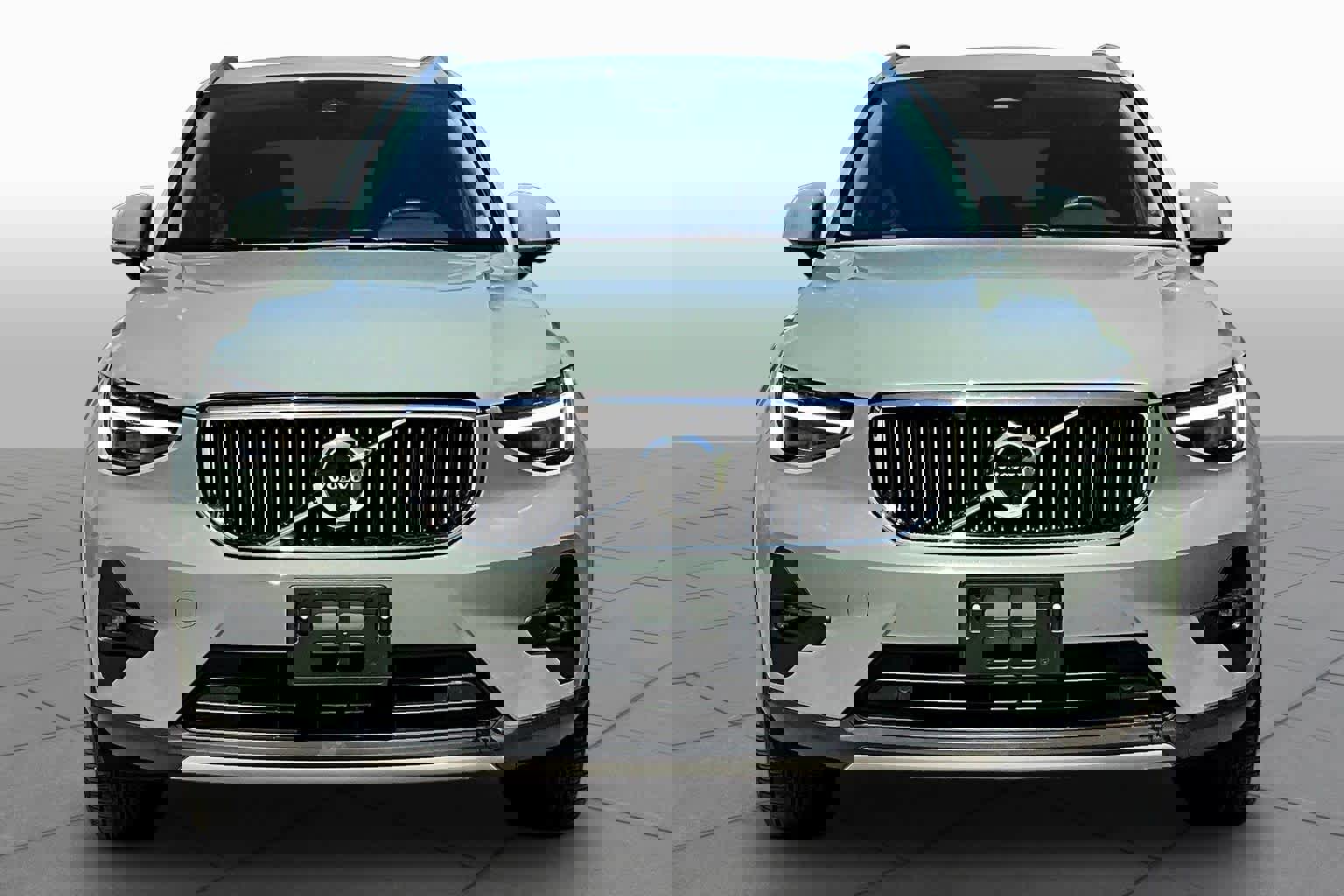 Used 2024 Volvo XC40 B5 Ultimate image 4