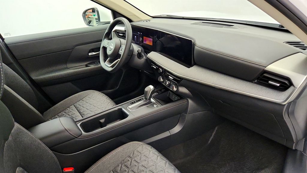 Used 2025 Nissan Kicks SV AWD/4WD image 24